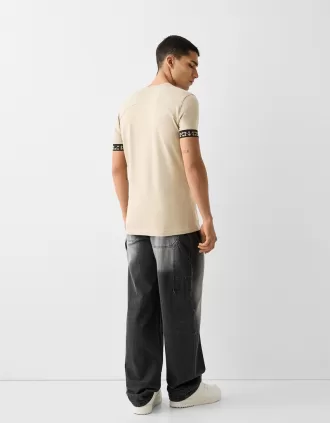 Camiseta slim fit de manga corta con detalle de rayas