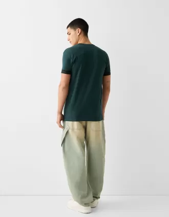 Camiseta slim fit de manga corta con detalle de rayas