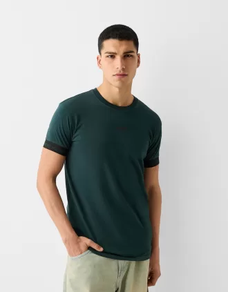 Camiseta slim fit de manga corta con detalle de rayas