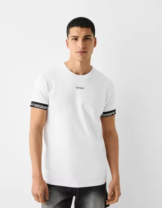 Camiseta slim fit de manga corta con detalle de rayas