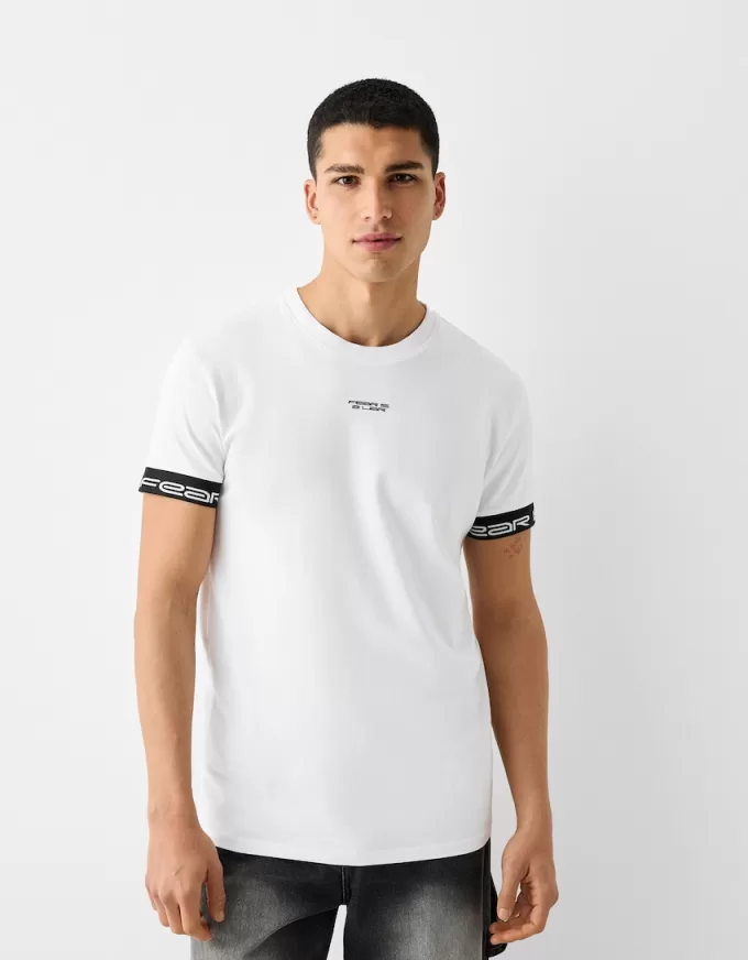 Camiseta slim fit de manga corta con detalle de rayas Camiseta slim fit de manga corta con detalle de rayas