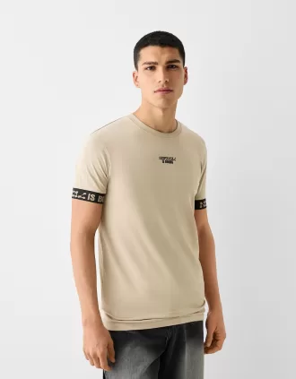 Camiseta slim fit de manga corta con detalle de rayas