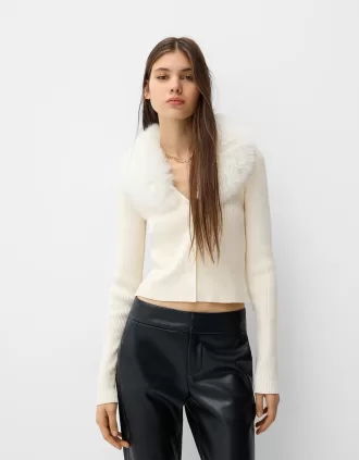 Cárdigan con cuello de pico y pelo sintético