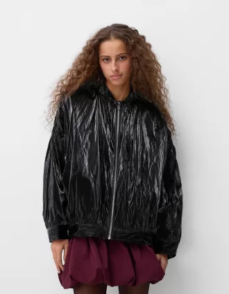 Cazadora bomber con efecto brillante y sobreestampado