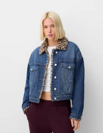 Cazadora vaquera con cuello de pelo sintético con estampado animal