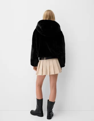 Chaqueta acolchada con capucha de pelo sintético