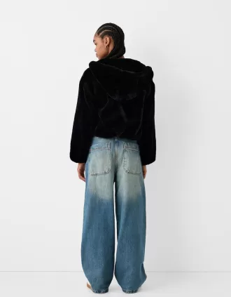 Chaqueta acolchada con capucha de pelo sintético