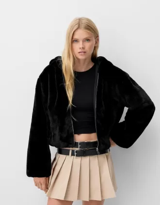 Chaqueta acolchada con capucha de pelo sintético