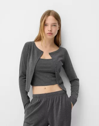 Chaqueta con top y botones.