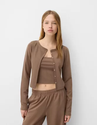 Chaqueta con top y botones.