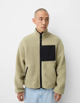 Chaqueta de borreguillo con detalles en contraste