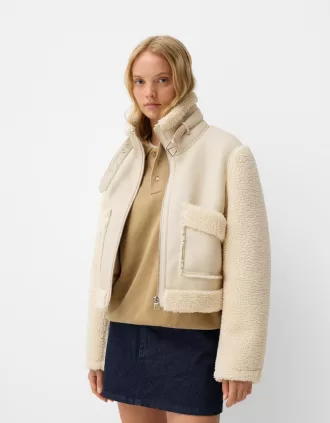 Chaqueta de doble faz con mangas de borreguito sintético