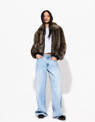 Chaqueta de pelo sintético con detalle efecto piel en contraste