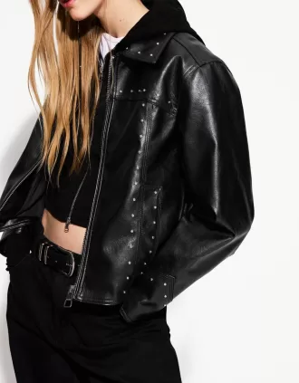 Chaqueta efecto piel con tachuelas