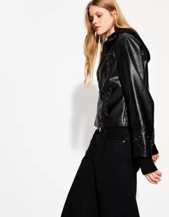 Chaqueta efecto piel con tachuelas