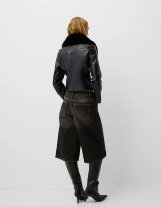 Chaqueta entallada efecto piel con cuello de material sudadera