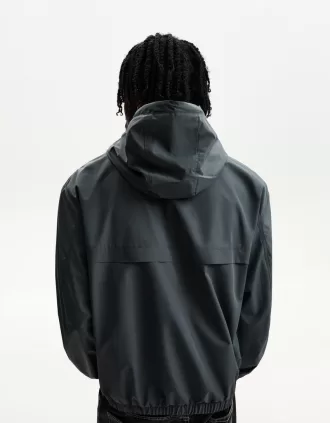 Chaqueta técnica con capucha