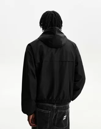 Chaqueta técnica con capucha