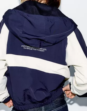Chaqueta técnica con capucha