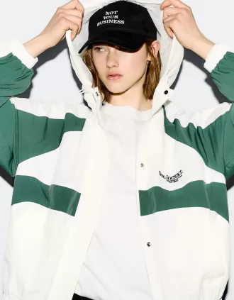 Chaqueta técnica con capucha
