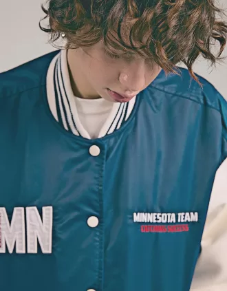 Chaqueta universitaria con mangas en contraste