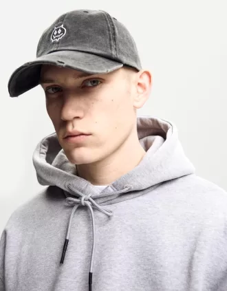 Gorra con bordado roto