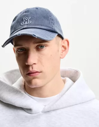 Gorra con bordado roto