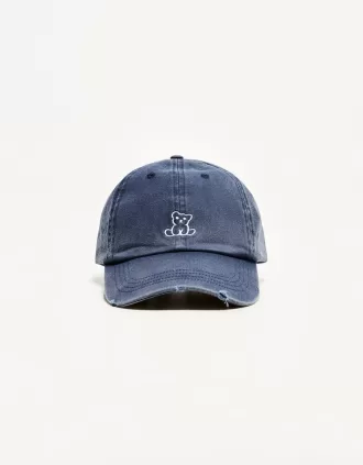 Gorra con bordado roto