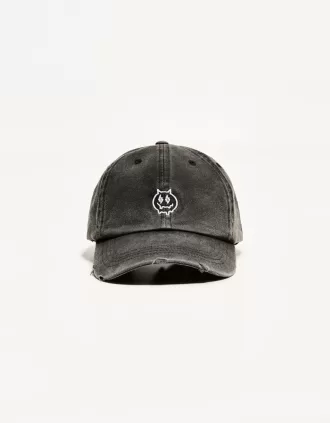 Gorra con bordado roto