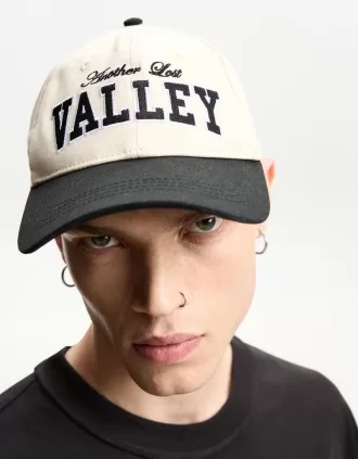 Gorra universitaria con bordado