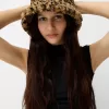Gorro tipo pescador pelo sintético animal print