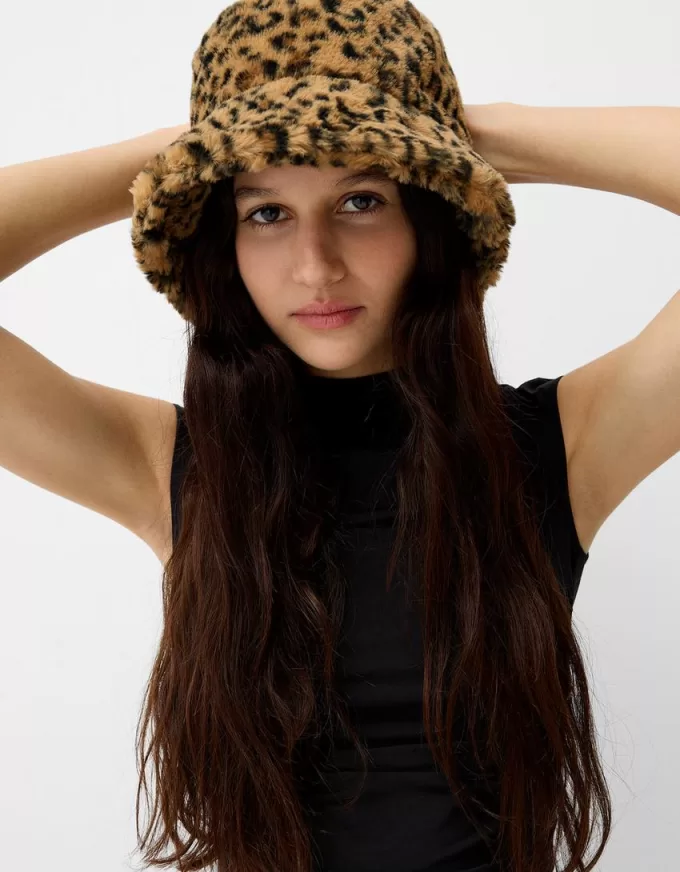 Gorro tipo pescador pelo sintético animal print