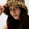 Gorro tipo pescador pelo sintético animal print