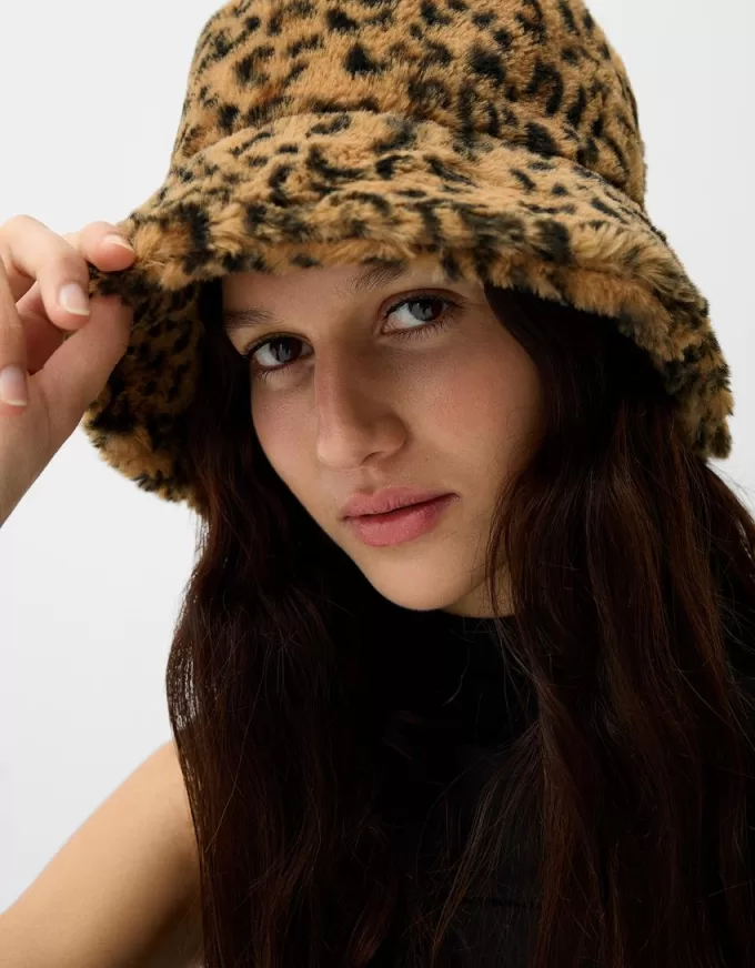 Gorro tipo pescador pelo sintético animal print