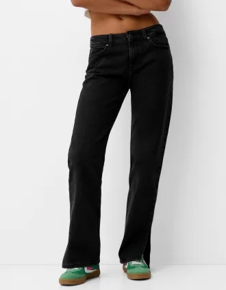 Jeans acampanados con dobladillo dividido