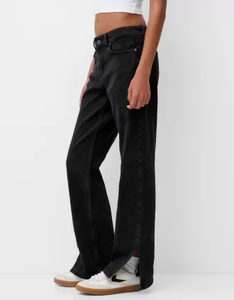 Jeans acampanados con dobladillo dividido