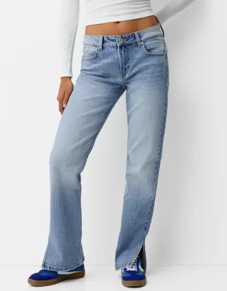 Jeans acampanados con dobladillo dividido