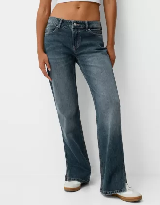 Jeans acampanados con dobladillo dividido