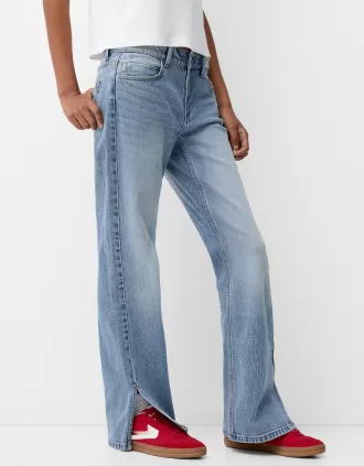 Jeans acampanados con dobladillo dividido