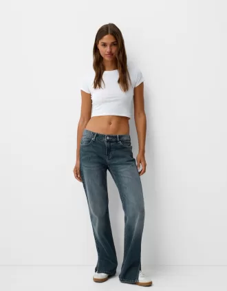Jeans acampanados con dobladillo dividido