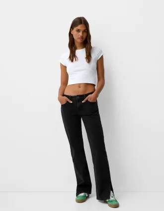 Jeans acampanados con dobladillo dividido