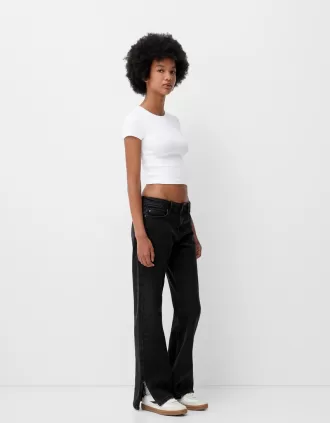 Jeans acampanados con dobladillo dividido