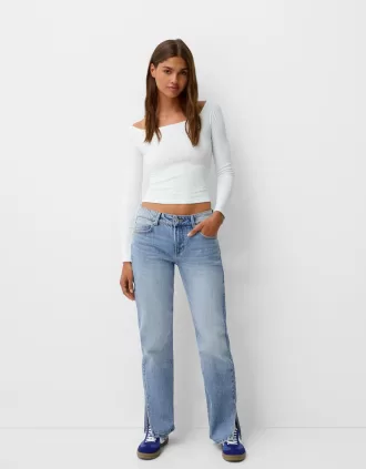 Jeans acampanados con dobladillo dividido