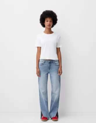 Jeans acampanados con dobladillo dividido