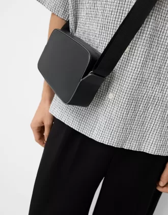 Minaudière bandolera rígida
