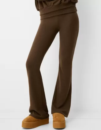 Pantalón acampanado con cintura doblada Pantalón acampanado con cintura doblada