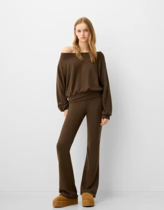 Pantalón acampanado con cintura doblada Pantalón acampanado con cintura doblada
