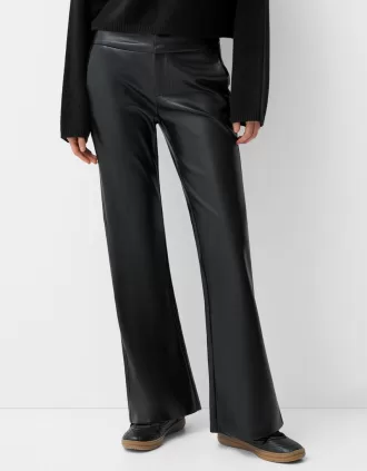 Pantalón acampanado de piel sintética Pantalón acampanado de piel sintética