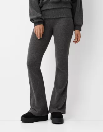 Pantalón acampanado de tacto suave con cintura doblada Pantalón acampanado de tacto suave con cintura doblada