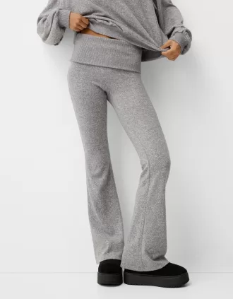 Pantalón acampanado de tacto suave con cintura doblada